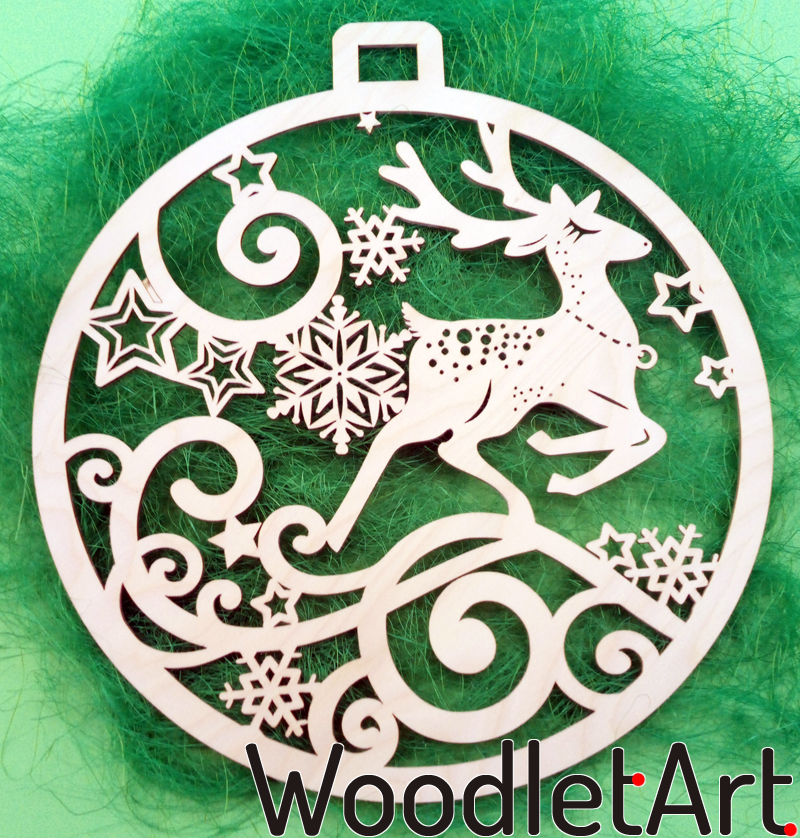 Renifer drewniana dekoracja świąteczna w formie bombki choinkowej.